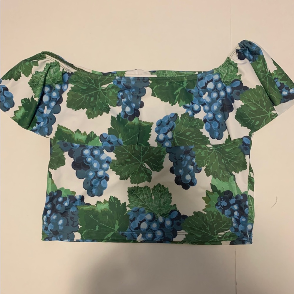 Kortni Jeane Ruffled Around Grapes Top. NWOT